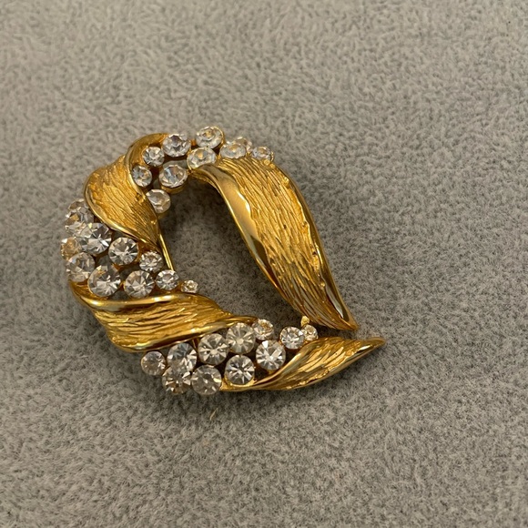 Crown  Trifari - Picture 1 of 3